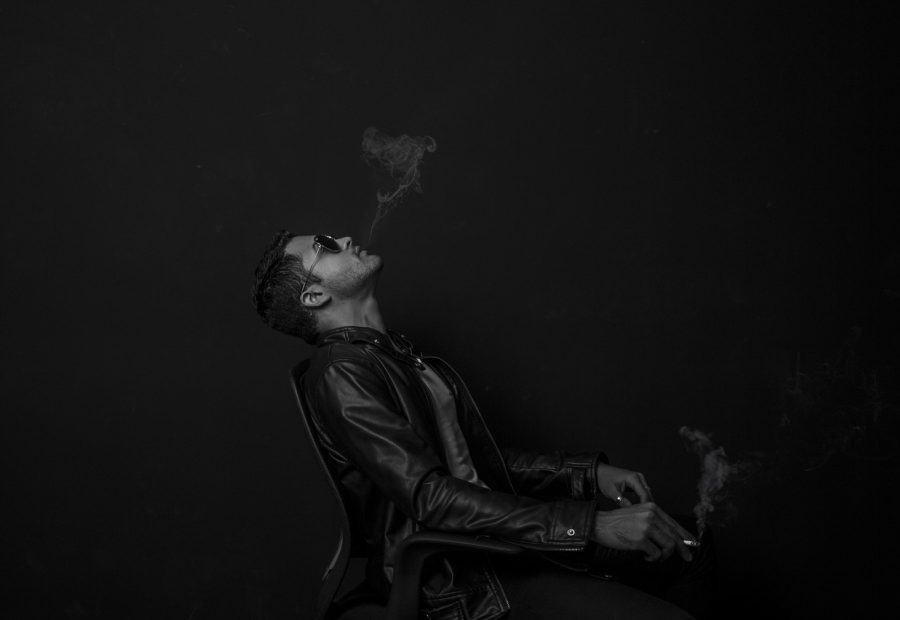 白板上贴着三条并列的思路便签，分别写着拆字、谐音、象形，旁边用珊瑚色画了叉号标记被排除的过度解读方向，整体是理性推演的记录场景